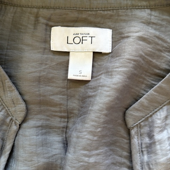 Ann Taylor LOFT Gray Semi Sheer Sleeveless Button Up Top Smocked Accents Sz S - Picture 8 of 12